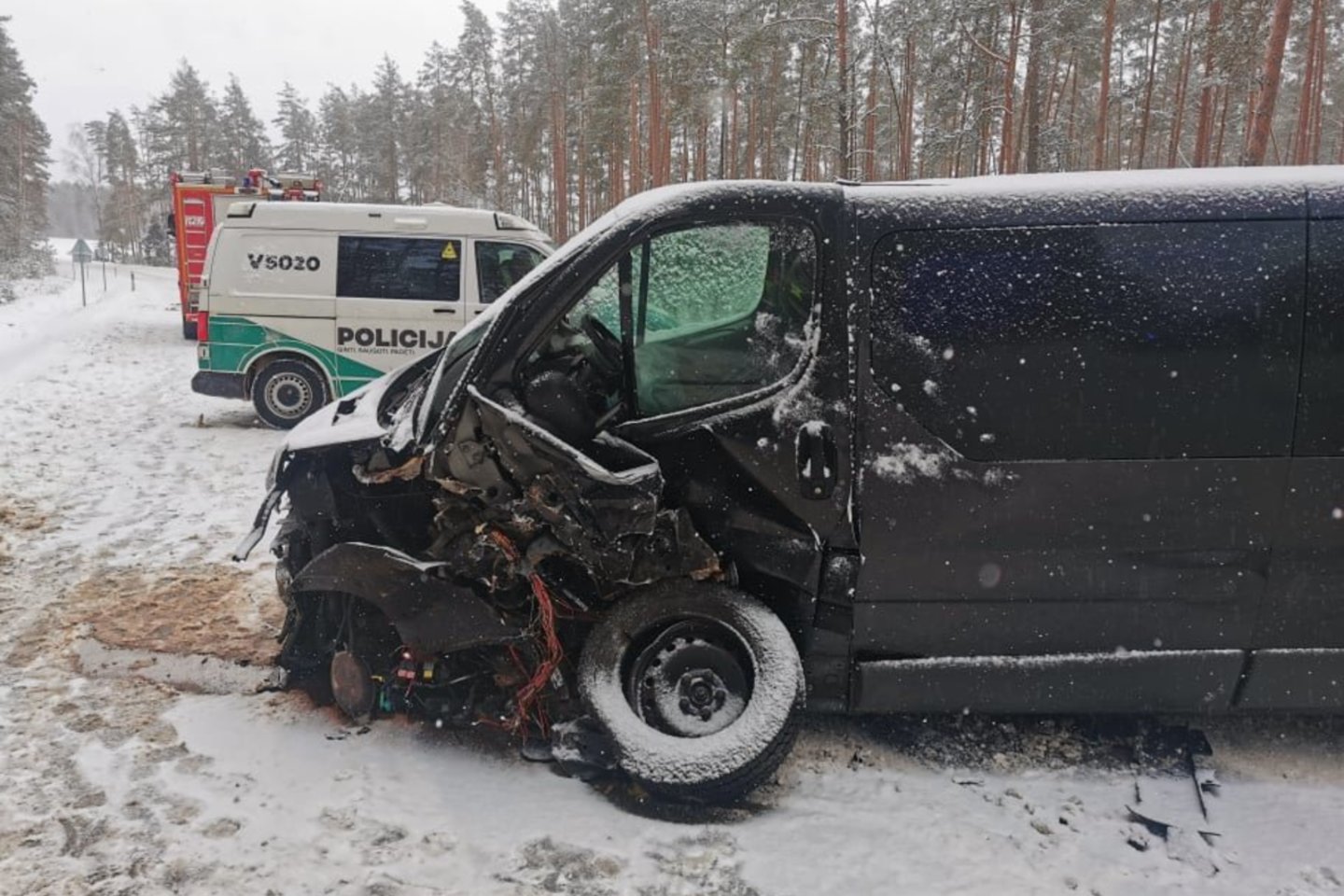  Švenčionių rajone per masinę avariją buvo sužeisti 4 žmonės, vienas prispaustas suniokotame automobilyje. <br> T.Bauro nuotr. 