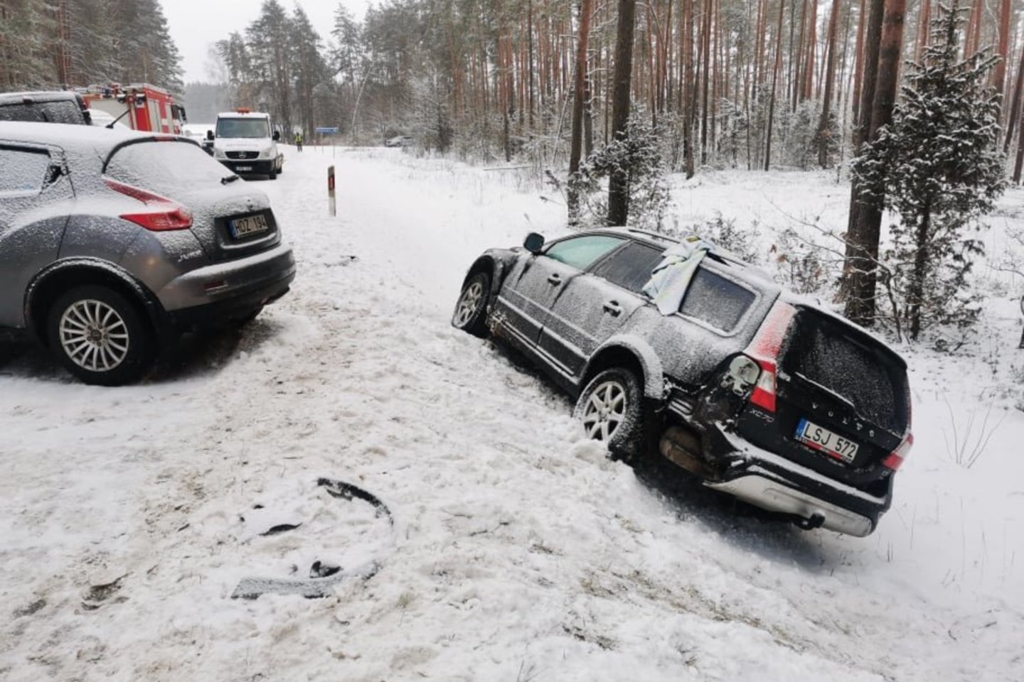  Švenčionių rajone per masinę avariją buvo sužeisti 4 žmonės, vienas prispaustas suniokotame automobilyje. 