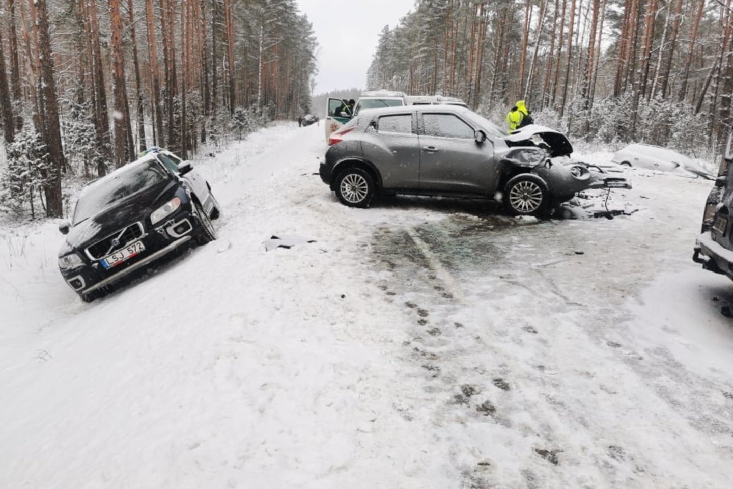  Švenčionių rajone per masinę avariją buvo sužeisti 4 žmonės, vienas prispaustas suniokotame automobilyje. <br> T.Bauro nuotr. 