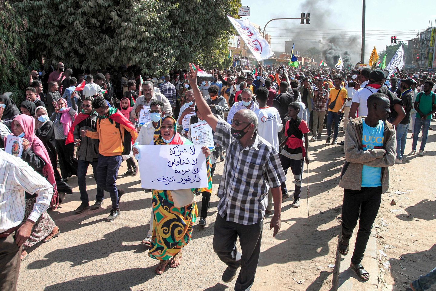 Sudane tūkstančiai žmonių protestavo prieš perversmą.<br>AFP/Scanpix nuotr.