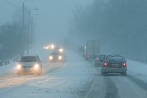 Keliuose išlieka slidu: naktį eismo sąlygas sunkins snygis, pustymas