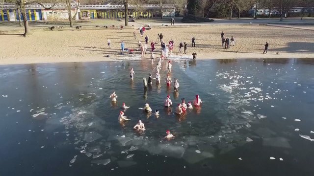Vokietijoje drąsuolių negąsdina žema lauko temperatūra: Kalėdų rytą pradėjo lediniame ežero vandenyje