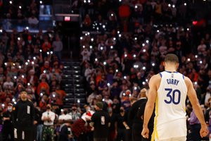 NBA lyderių dvikovoje: nestandartinės S. Curry Kalėdinės rungtynės ir „Golden State Warriors“ pergalė