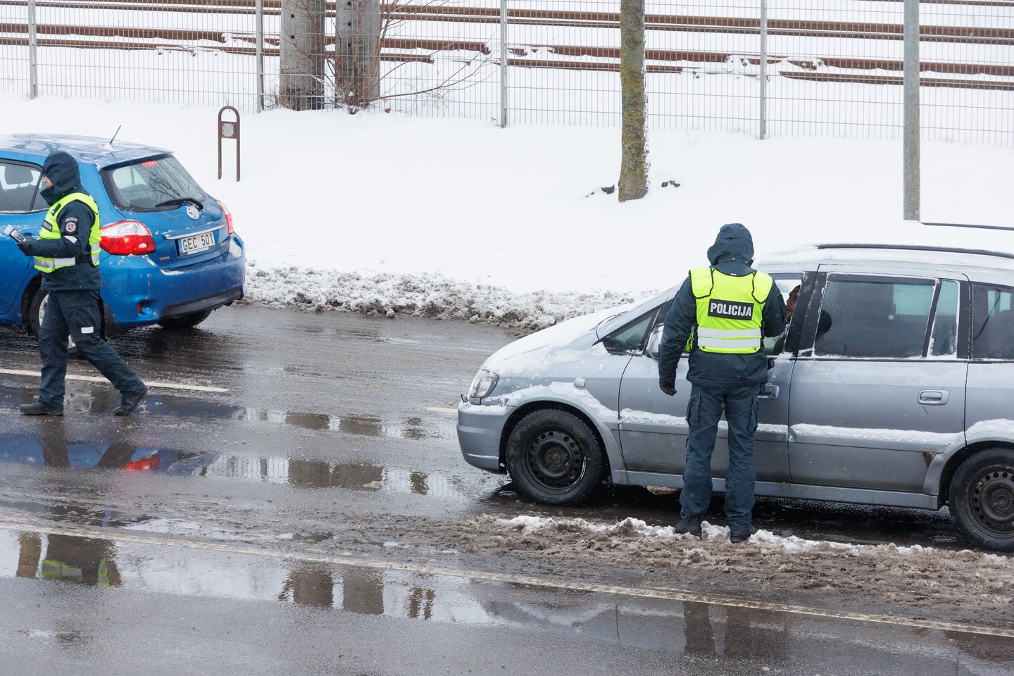  Antrą Kalėdų rytą sostinės Drujos gatvėje vykusio policijos reido metu įkliuvo neblaivus "Subaru Forester" vairuotojas, tačiau girtų kelių erelių netrūko ir prieš šį reidą. <br> T.Bauro nuotr.