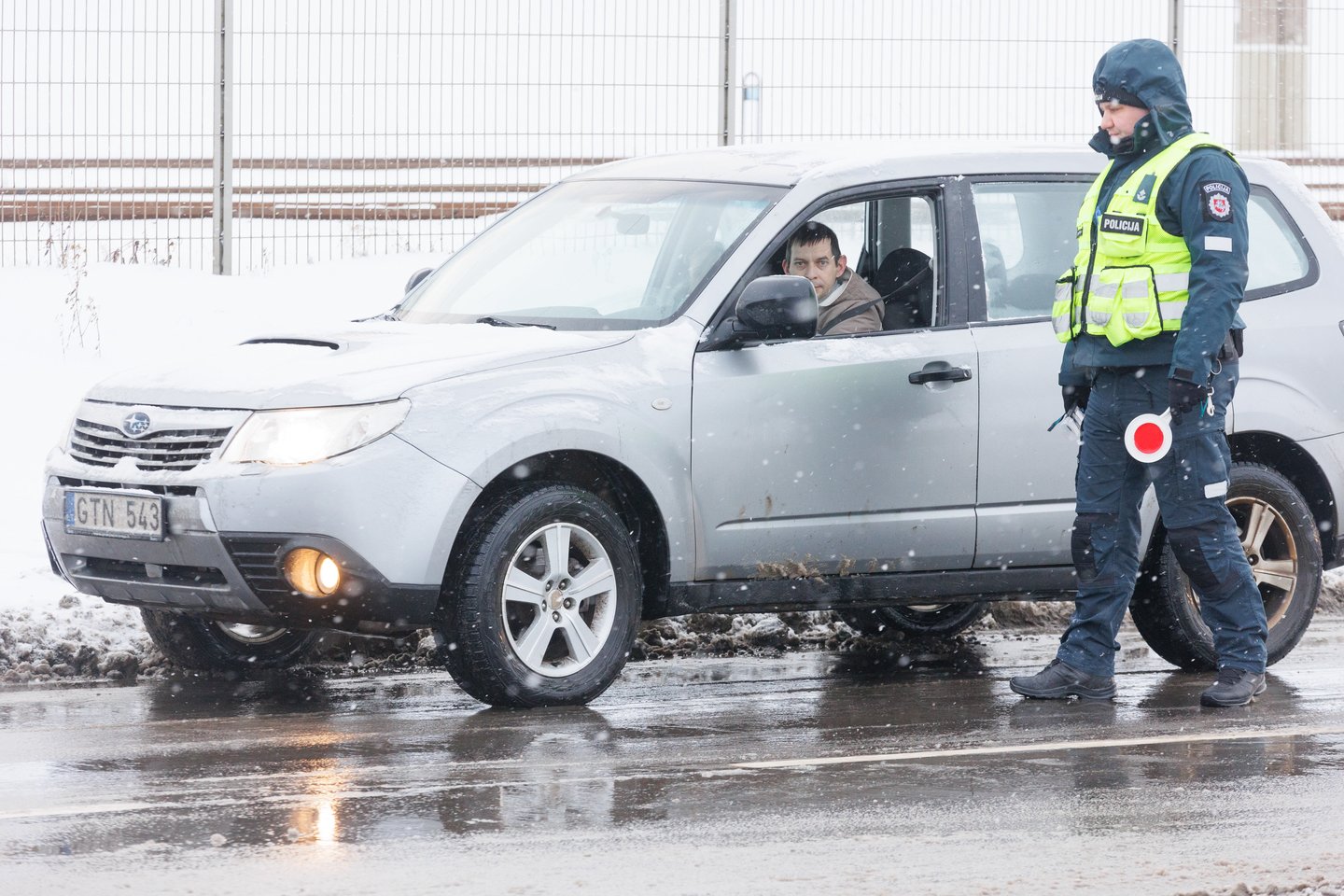  Antrą Kalėdų rytą sostinės Drujos gatvėje vykusio policijos reido metu įkliuvo neblaivus "Subaru Forester" vairuotojas (nuotr.), tačiau girtų kelių erelių netrūko ir prieš šį reidą. <br> T.Bauro nuotr.