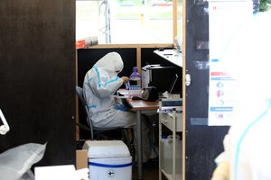 Lietuvoje užfiksavo 639 naujus koronaviruso atvejus, nuo COVID-19 mirė 13 žmonių, iš kurių – 10 nepasiskiepiję 