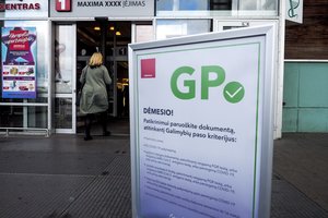 Vėl atsirado gudruolių: į „Akropolį“ patekti su svetimais galimybių pasais norėję vyrai turės susimokėti