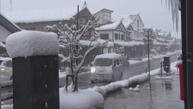 Dalį Japonijos padengus storam sniego sluoksniui, sinoptikai perspėja: automobiliai gali įstrigti keliuose
