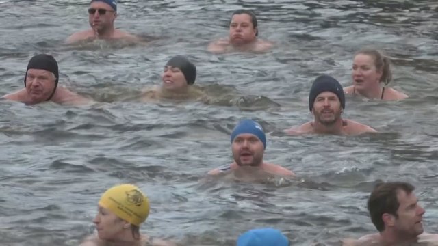 Čekijoje šimtai plaukikų nepabūgo ledinio vandens: rinkosi į kasmetines varžybas Vltavos upėje