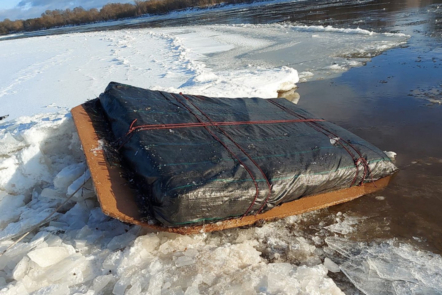 Druskininkų pasieniečiai Nemune „sužvejojo“ net devynis plaustus su baltarusiškais rūkalais.