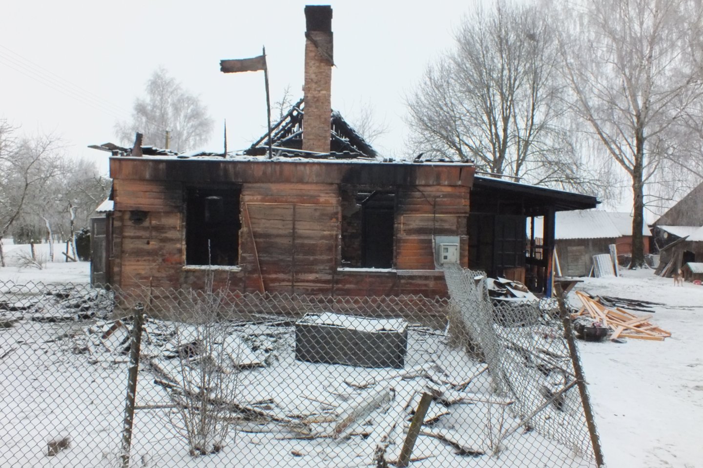  Šakių rajone pere gaisrą žuvo 64 metų moteris. <br> Ugniagesių nuotr.