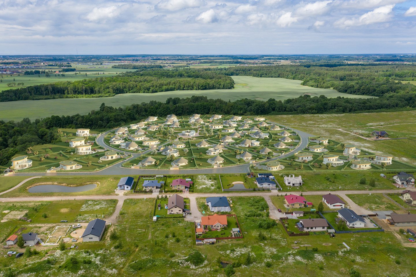 Pagal N.Stefanovos viziją jau yra parengtas projektas – gyvenamųjų namų kvartalas10 hektarų sklype šalia Klaipėdos.<br>vizualizacija