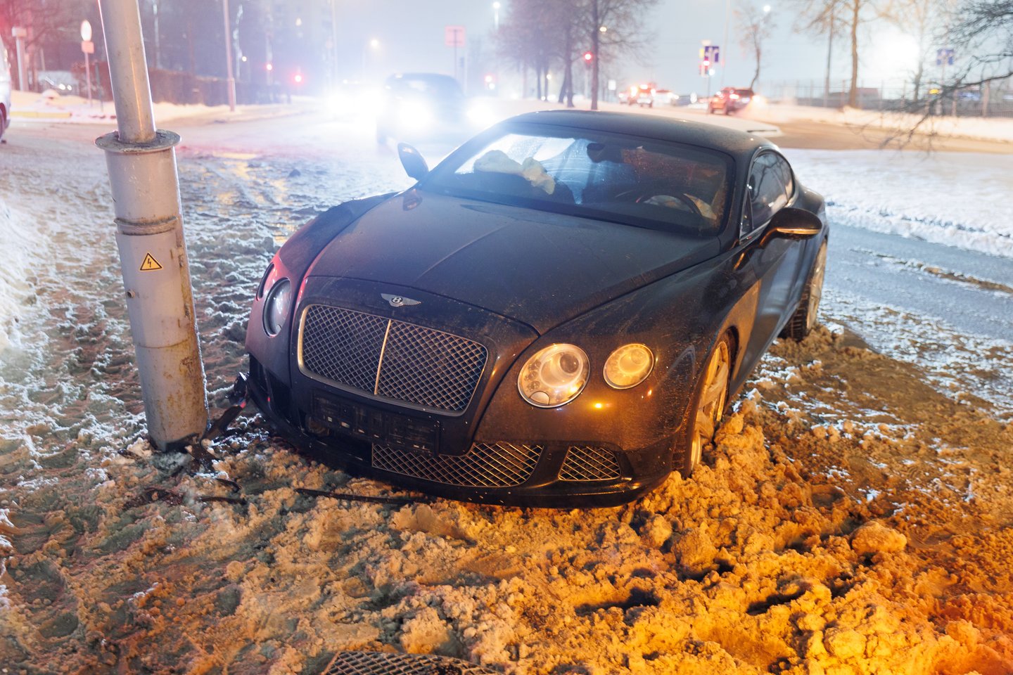  Vilniuje apdaužytas automobilis „Bentley“: nesuvaldytas trenkėsi į stulpą ir kliudė moterį.<br> T.Bauro nuotr.