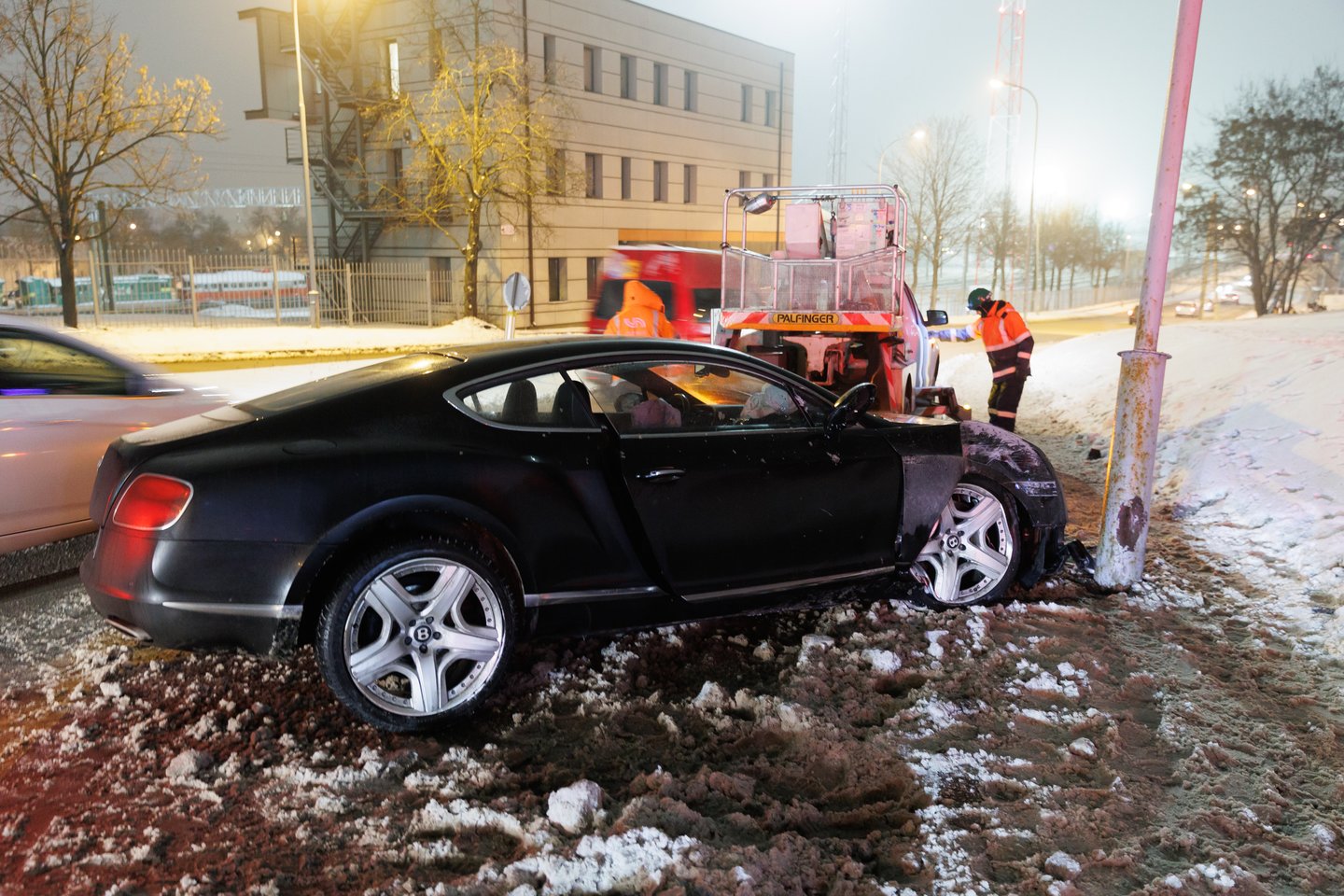  Vilniuje apdaužytas automobilis „Bentley“: nesuvaldytas trenkėsi į stulpą ir kliudė moterį.<br> T.Bauro nuotr.