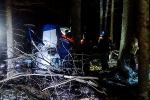 Rusijoje dingęs sraigtasparnis rastas atlikęs avarinį nusileidimą, vienas žmogus žuvo