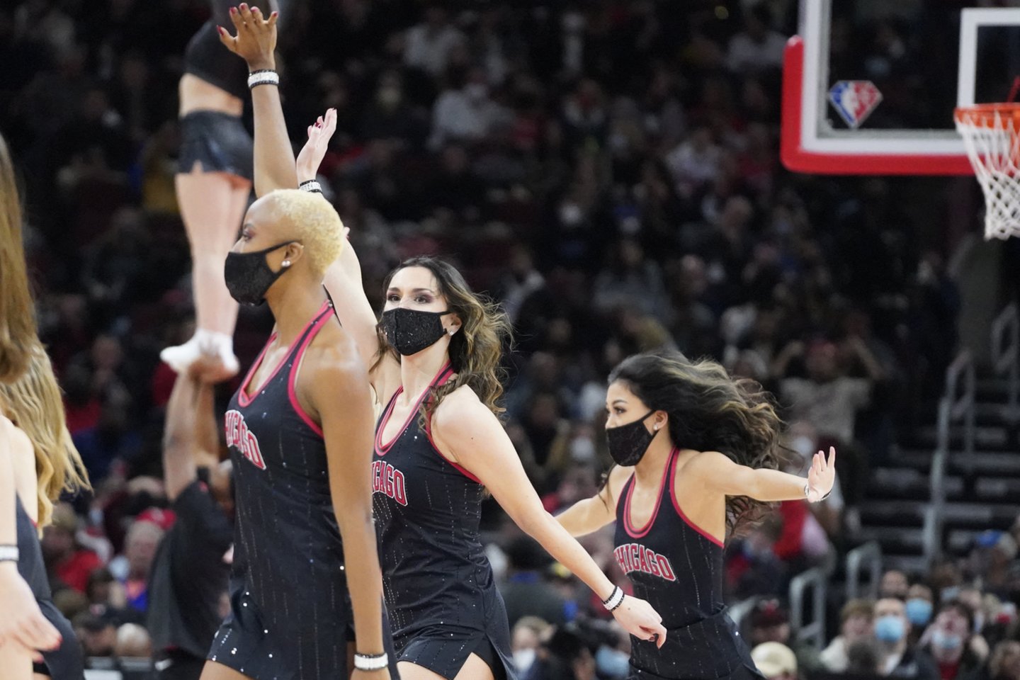  Net NBA šokėjos turi dėvėti kaukes.<br> Reuters/Scanpix nuotr.