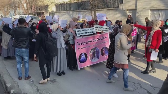 Talibanui paskelbus apie naujus ribojimus moterims – protestas Kabule: afganės reikalauja lygių teisių