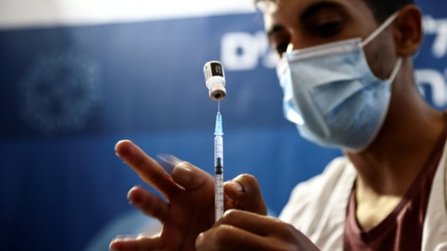 Izraelio užmojis dėl ketvirtos COVID-19 vakcinos stumiamas į priekį: pradedami poveikio bandymai