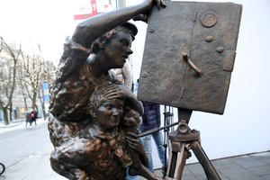 Skulptūra „Pirmas filmas“ Kaune įamžino istorinės kino juostos kūrėjus