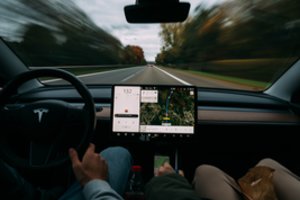 Tikrins „Tesla“ automobiliuose esančią funkciją: vairuotojai įsigudrino žaisti žaidimus važiuodami