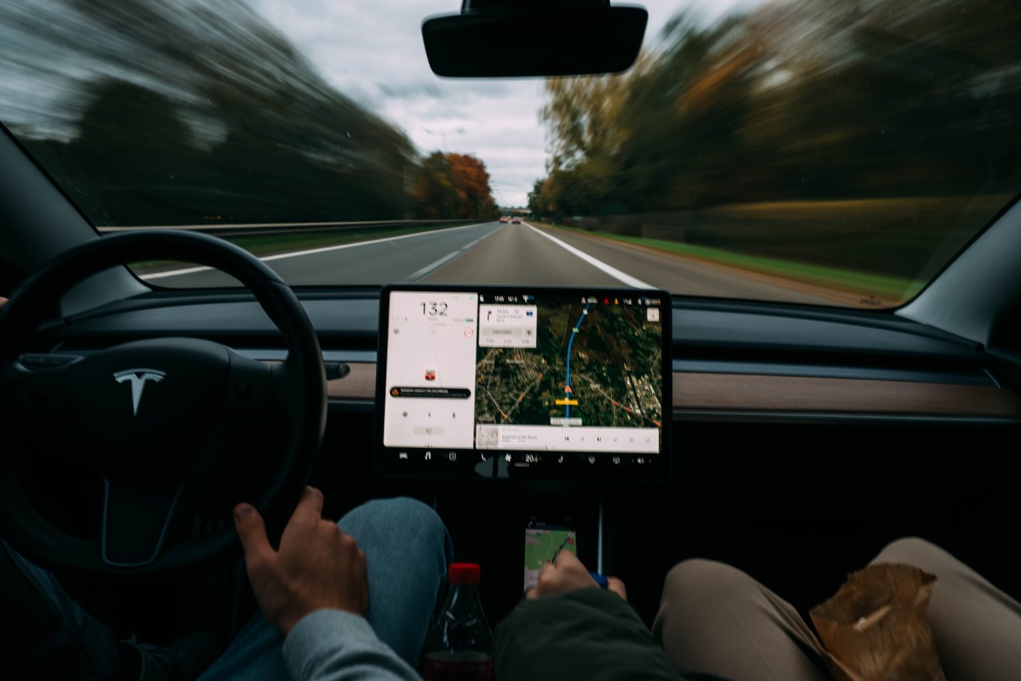 Nacionalinė Jungtinių Amerikos Valstijų saugaus eismo administracija NHTSA tikrins „Tesla“ automobiliuose esančią „Passenger Play“ funkciją.<br>www.unsplash.com nuotr.