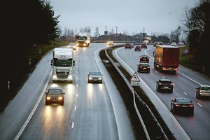 Svarbus kelias pakaunėje nušvis negreit: vairuotojus tai skatina kurti šmaikščius skelbimus