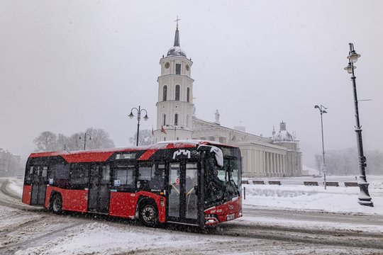 Naujųjų metų naktį kursuos talpesni naktiniai autobusai