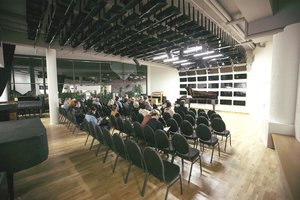 Koncertų salėje kėdės – ir ant lubų