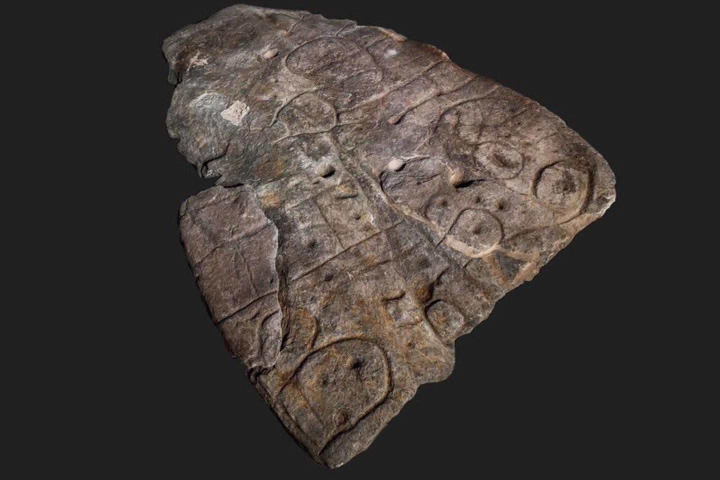  Mokslininkai nustatė, kad 4000 metų senumo akmeninėje plokštėje esančios graviūros iš tikrųjų yra seniausias žemėlapis Europoje.<br> Bornemuto universiteto nuotr.
