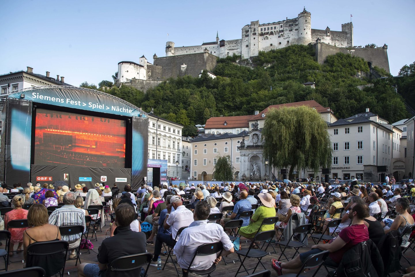 Nemokamos operų ir koncertų transliacijos Zalcburgo tvirtovės papėdėje sutraukia tūkstančius turistų.<br> Zalcburgo festivalio nuotr. 