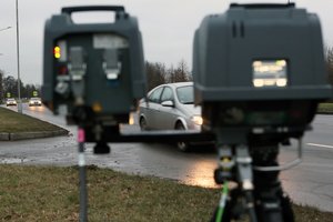 Vairuotojai, pastebėję skraidantį droną, turėtų nesistebėti: jis atlieka svarbią funkciją