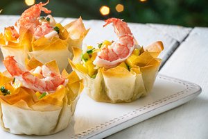 Lengvas užkandis Naujųjų stalui: krepšeliai su krevetėmis ir mangų salsa