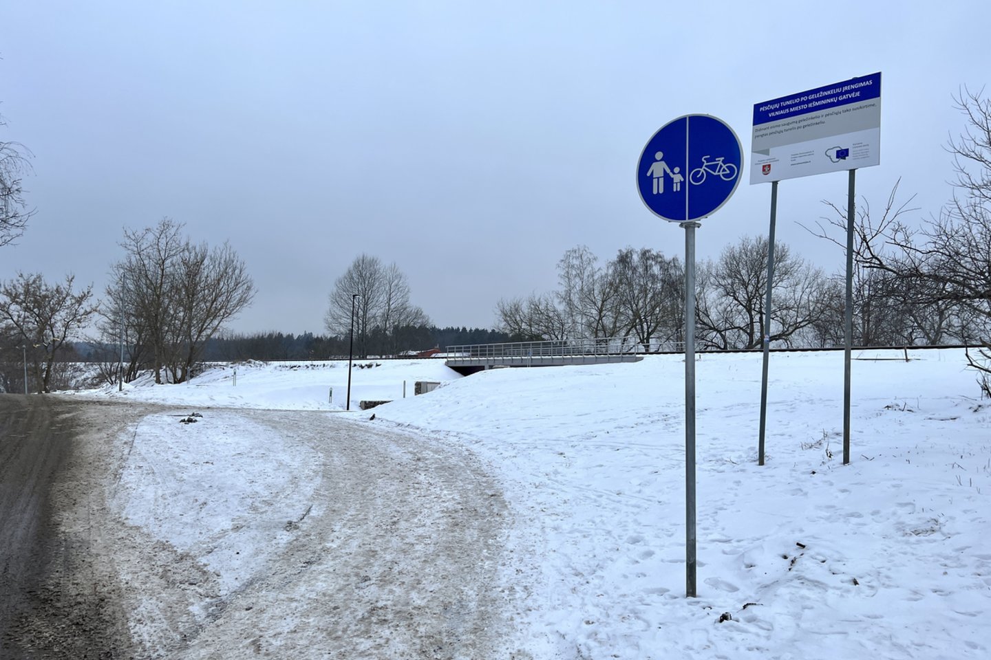 Vilniaus mikrorajone Naujininkuose, Iešmininkų g., pastatytas tunelis sukėlė gyventojų susirūpinimą.<br>V.Ščiavinsko nuotr.