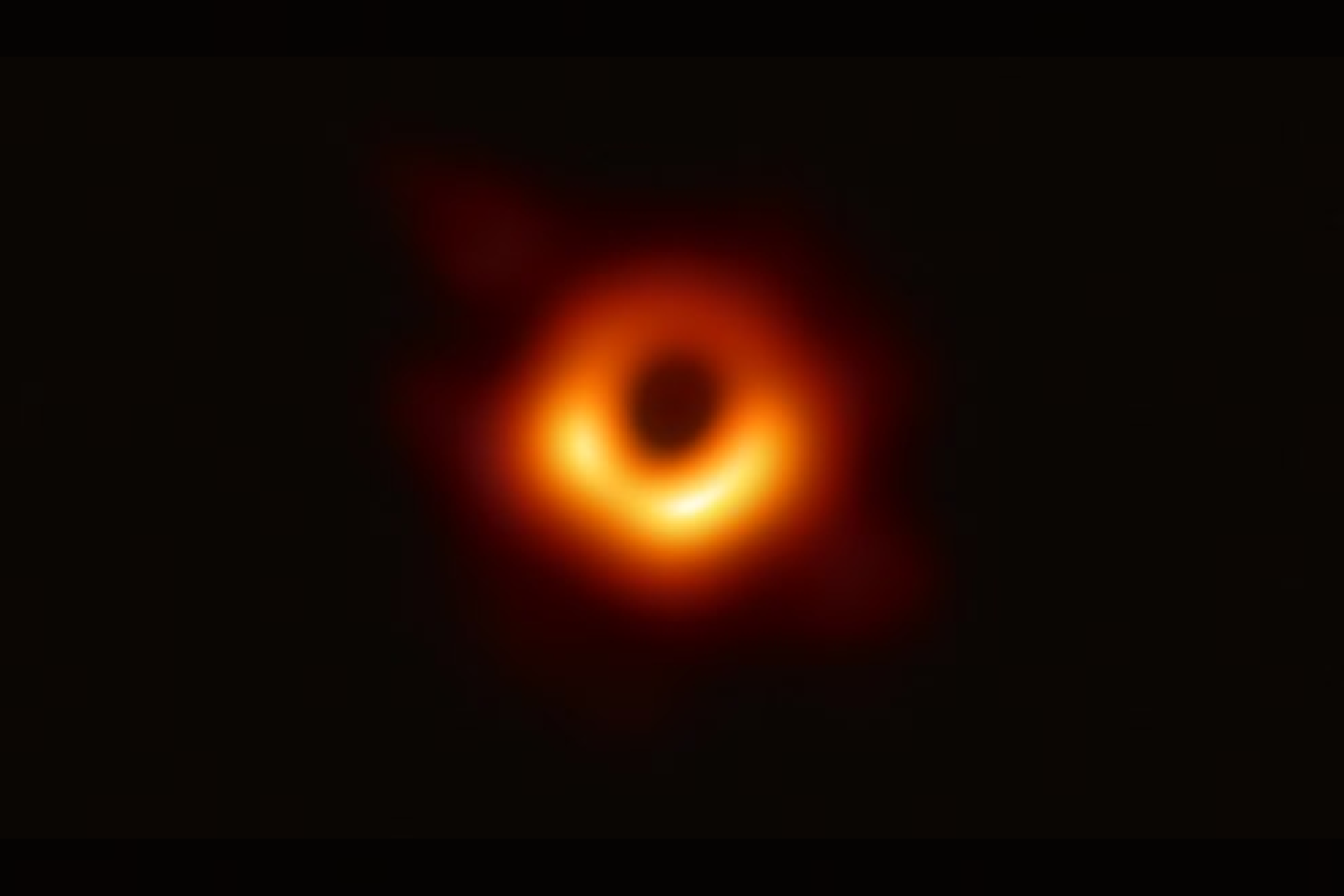 2019 m. Įvykių Horizonto Teleskopas (angl. Event Horizon Telescope, EHT) užfiksavo supermasyvios juodosios skylės, esančios galaktikos Messier 87 centre, šešėlio vaizdą.<br> Wikimedia Commons.