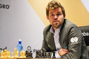 M. Carlsenas – be čempiono titulų: 17-metis uzbekas tapo jauniausiu čempionu istorijoje
