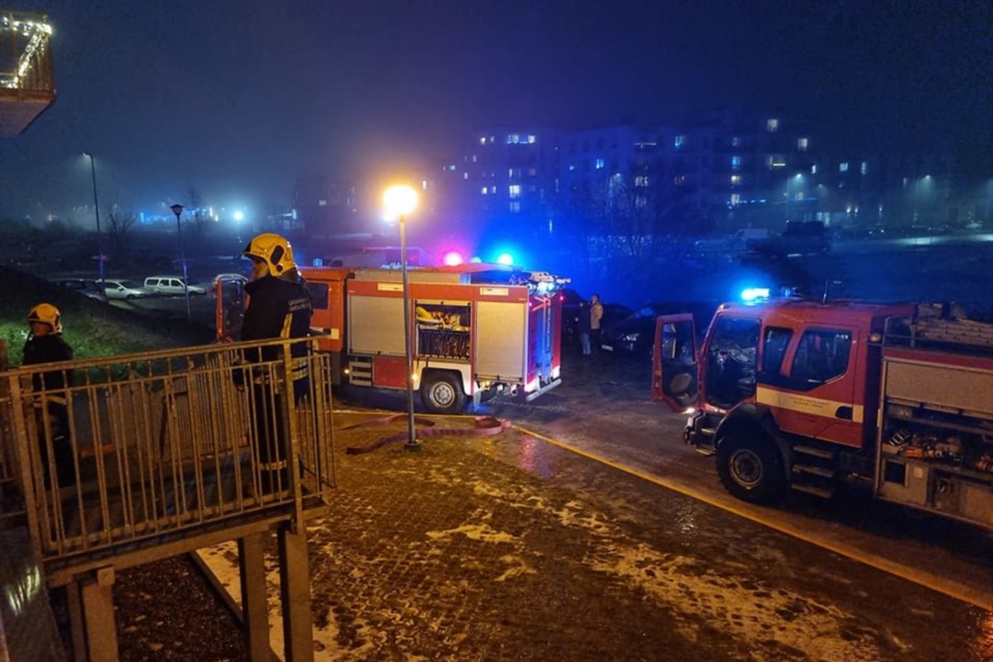 Sujudimas Vilniuje: dega butas, į Pilaitę atskubėjo gausios ugniagesių pajėgos, policija.<br> A. Vaitkevičiaus nuotr.