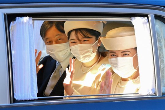 Japonijos imperatorius sveikinimo kalboje paragino pasimelsti už mirusius per pandemiją