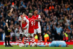 Karšti Naujieji Anglijos „Premier“ lygoje: išvarytas žaidėjas ir „Manchester City“ pergalė paskutinę minutę