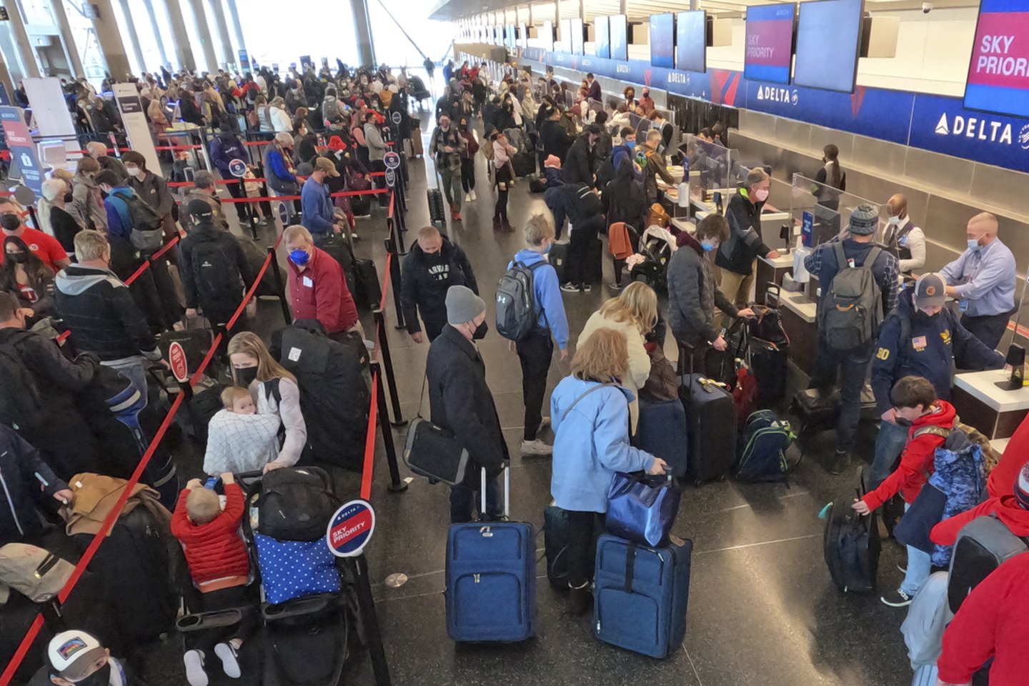 JAV masiškai atšaukiami skrydžiai, oro uostuose tvyro chaosas.<br>AP/Scanpix nuotr.