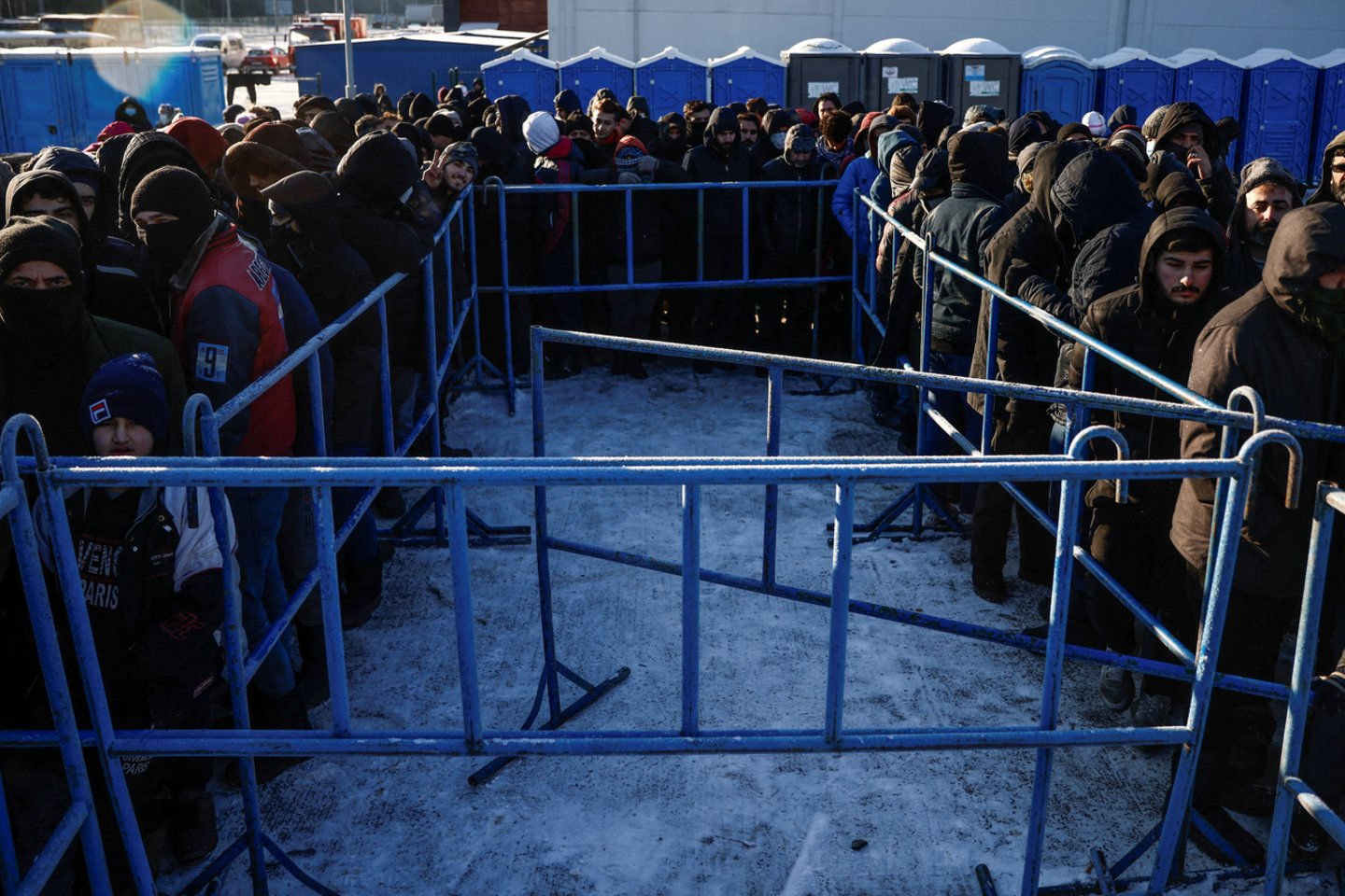 Šimtai migrantų vis dar įstrigę Baltarusijos-Lenkijos pasienyje.<br>Reuters/Scanpix nuotr.