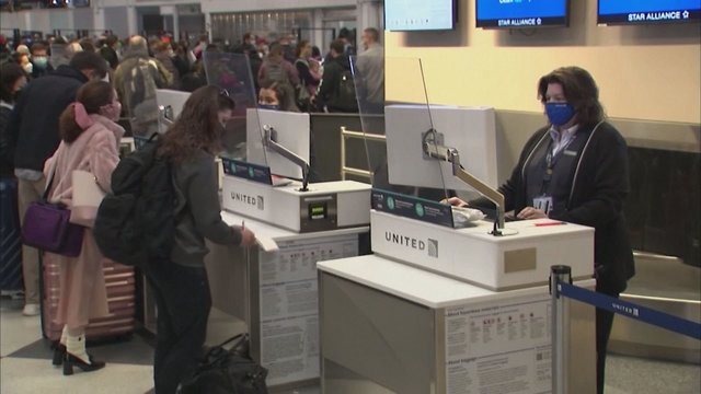 Naujųjų metų savaitgalį JAV oro linijos priverstos keisti planus: dėl omikron atmainos atšaukta tūkstančiai skrydžių