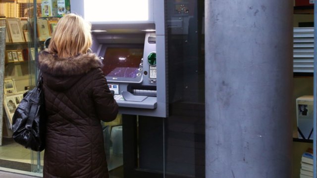 Rajonų gyventojai nepatenkinti nauja tvarka dėl atlyginimo išmokėjimo: skundžiasi bankomatų trūkumu