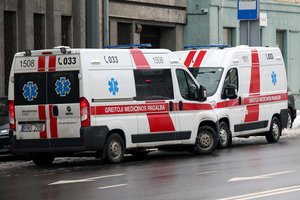 Kauno rajone tėvą ir du mažamečius gelbėję medikai patys vos nepakliuvo į mirtinus spąstus