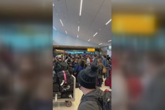 JAV ir toliau atšaukiant skrydžius, užfiksuotas vienas jų oro uostų: susirinko tūkstantinė minia