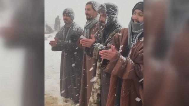 Išvyskite tradicinį levantiečių liaudies šokį: švenčia viename Saudo Arabijos miestų iškritusį sniegą