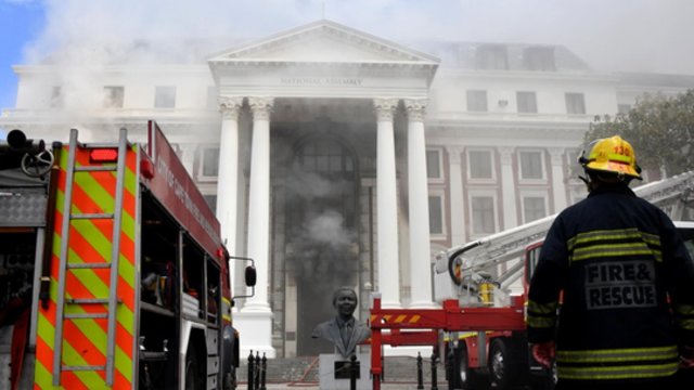 Ugniagesiai teigia: Pietų Afrikos parlamentą apėmęs gaisras suvaldytas, apie žuvusiuosius kol kas nepranešama