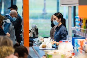 Lenktynės dėl atlyginimų tęsiasi: prekybos tinklas skelbia jų kėlimui šiemet skirsiantis 9 mln. eurų