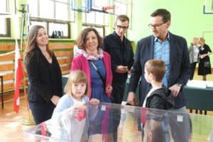 Lenkijoje netyla aistros dėl premjero įtartinai įsigyto ir dangstomo turto