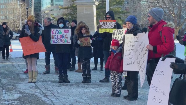 Į Toronto gatves išėjo grupelė pasipiktinusių tėvų: protestavo prieš nuotolinį moksleivių ugdymą