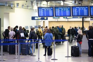 Oro bendrovės iš Lietuvos laikinai stabdo skrydžius 20 krypčių